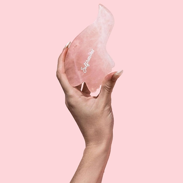 脸部反射疗法和雕刻刮痧